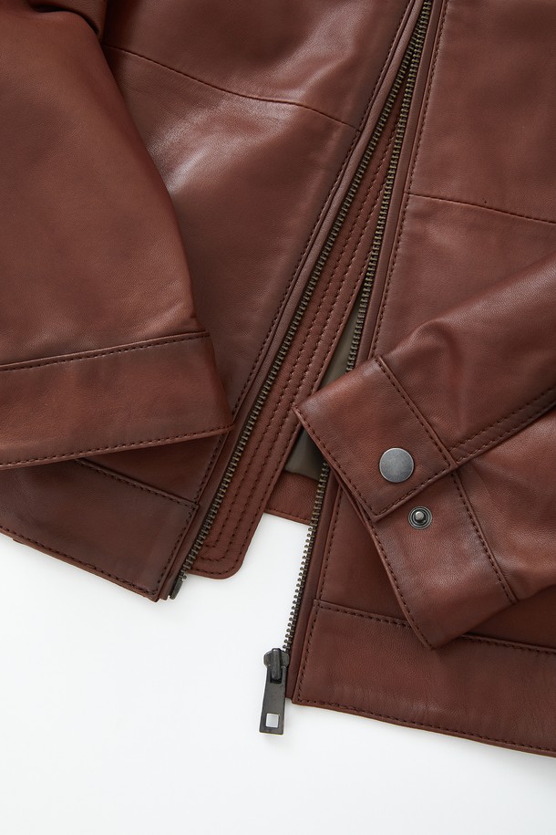 워싱 라이트 양가죽 점퍼 CLJP110는 빈티지 및 베이직 스타일을 선호하는 고객을 위한 아우터입니다. 부드러운 양가죽 소재에 오일 브러쉬 가공을 더해 은은한 광택과 자연스러운 멋을 연출합니다. 와인 색상으로 출시되었으며, 봄, 여름, 가을, 겨울 사계절 모두 활용 가능한 실용적인 아이템입니다. 하든 타입 지퍼 포켓과 소매 스냅 버튼 디테일로 포인트를 주었으며, 베이직 핏으로 편안한 착용감을 제공합니다. 데이트룩, 겨울 데일리룩 등 다양한 TPO에 클래식, 미니멀, 캐주얼 스타일로 연출하기 좋습니다.
