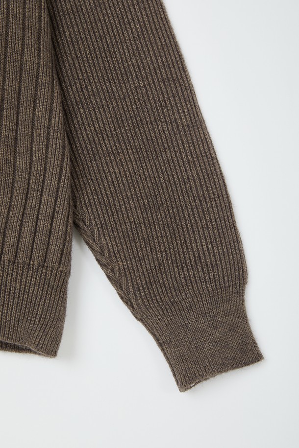 루즈핏 헤비 집업 가디건 CKA102는 남성 고객을 위한 상의 카테고리의 니트/스웨터 제품입니다. 부드러운 촉감과 신축성을 갖춘 아크릴, 폴리에스터, 폴리아미드 혼방 소재로 제작되었으며, 두꺼운 두께감과 긴 소매 기장으로 봄, 가을, 겨울 시즌에 착용하기 좋습니다. 베이직한 스타일의 골지 패턴 하이넥 디자인에 집업 여밈 방식을 적용하여 간편하게 착용할 수 있으며, 시보리 디테일로 포인트를 더했습니다. 라이트카키, 브라운, 블랙 세 가지 색상으로 출시되어, 겨울 데일리룩, 집콕룩, 산책룩 등 다양한 TPO에 미니멀, 클래식, 캐주얼 스타일로 연출하기 좋습니다.
