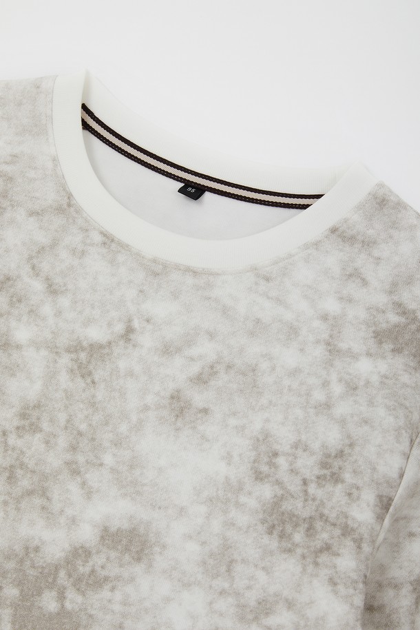 다잉 맨투맨 긴팔 티셔츠 CTEE114는 그레이, 카키, 블랙 3가지 색상으로 출시되어 봄, 가을에 활용하기 좋은 베이직 스타일의 맨투맨입니다. 레이온, 폴리에스터, 폴리우레탄 혼방 소재로 제작되어 신축성이 뛰어나 편안한 착용감을 제공하며, 소매와 밑단 시보리 마감으로 활동성을 더했습니다. 동네 마실룩, 집콕룩 등 캐주얼하고 미니멀한 스타일을 연출하기에 적합한 아이템입니다.
