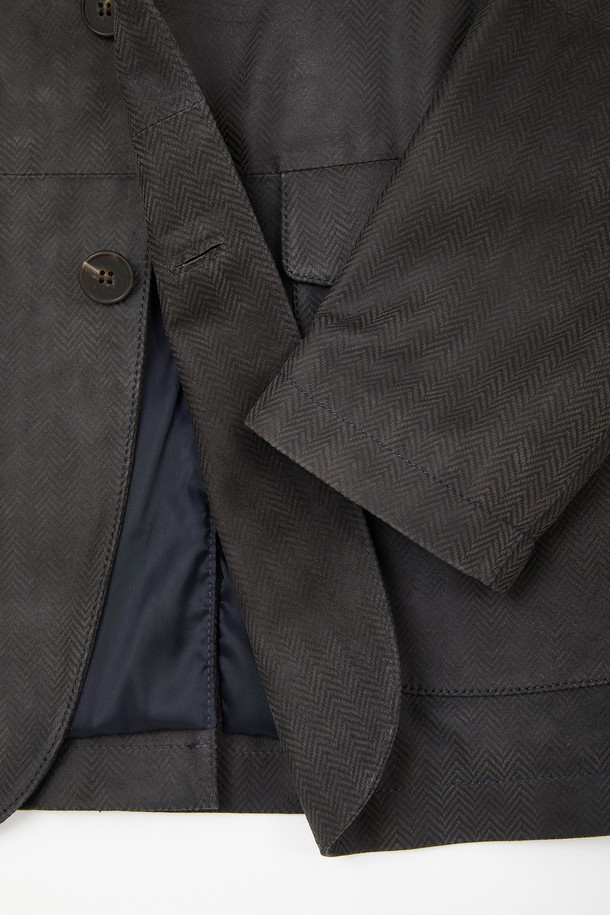 네이비 컬러의 램 크리스탈 패브릭 싱글 재킷 CLJP112입니다. 클래식 및 미니멀 스타일을 기반으로 제작되어 오피스룩, 비즈니스 캐주얼, 모임룩 등 다양한 TPO에 활용 가능합니다. 봄, 가을 시즌에 적합하며, 레귤러 핏과 긴 소매 기장으로 편안한 착용감을 선사합니다. 무지 패턴의 싱글 버튼 여밈 방식이며, 레귤러 기장의 자켓입니다.
