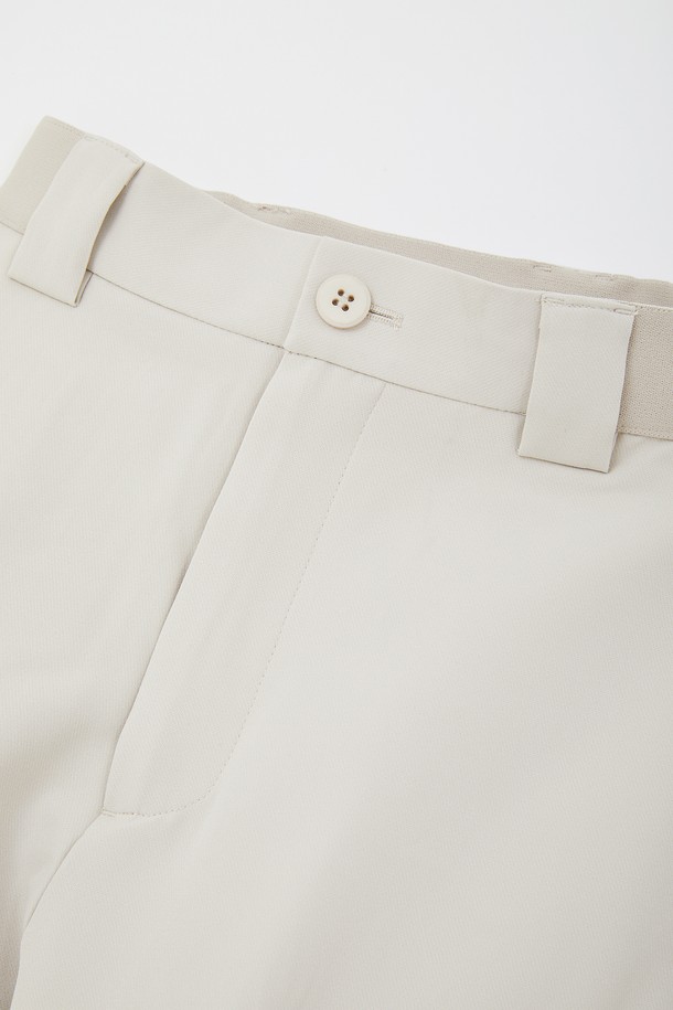 봄, 가을에 어울리는 '스판 밴딩 카고 조거 팬츠 CPT149'입니다. 부드러운 촉감의 폴리에스터와 폴리우레탄 혼방 소재로 제작되어 편안한 착용감을 제공합니다. 캐주얼하고 스포티한 스타일로, 야외 활동 및 일상에서 두루 활용하기 좋습니다. 허리 밴딩 및 조거핏 디자인으로 활동성을 높였으며, 히든 포켓 디테일로 실용성을 더했습니다. 회색, 남색, 연한베이지 세 가지 색상으로 만나보세요.