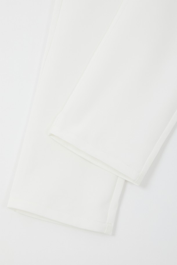 봄, 가을에 적합한 남녀 공용 카고 조거 팬츠입니다. 부드러운 촉감의 폴리에스터, 폴리우레탄 혼방 소재로 제작되었으며, 얇은 두께감으로 편안한 착용감을 제공합니다. 허리 부분에는 히든 밴딩 처리가 되어 있어 활동성을 높였으며, 스포티한 스타일을 연출하기 좋습니다. 블랙, 그레이, 아이보리 세 가지 색상으로 출시되었으며, 카고 디자인과 사선 포켓 디테일이 특징입니다. 일상생활 및 야외 활동 시에 활용하기 좋은 실용적인 아이템입니다.
