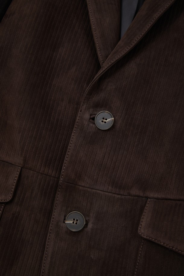 세련된 남성미를 더하는 양가죽 스트라이프 패턴 자켓 CLJP113입니다. 부드러운 촉감의 양가죽 소재와 중간 두께감으로 봄, 가을 시즌에 적합하며, 베이직한 디자인과 스트라이프 패턴이 세련된 스타일을 연출합니다. 버튼 여밈 방식의 레귤러 기장 블레이저 타입으로, 안쪽 주머니와 뒤트임 디테일, 캠스웨이드 가죽원단, 안감 폴리에스터 100%를 사용하여 실용성과 고급스러움을 더했습니다. 데이트룩, 비즈니스 캐주얼 등 다양한 TPO에 활용 가능하며, 클래식, 미니멀, 캐주얼 스타일을 즐겨 입는 남성에게 추천합니다. 브라운 컬러의 베이직핏으로, 어떤 옷에도 매치하기 용이합니다.
