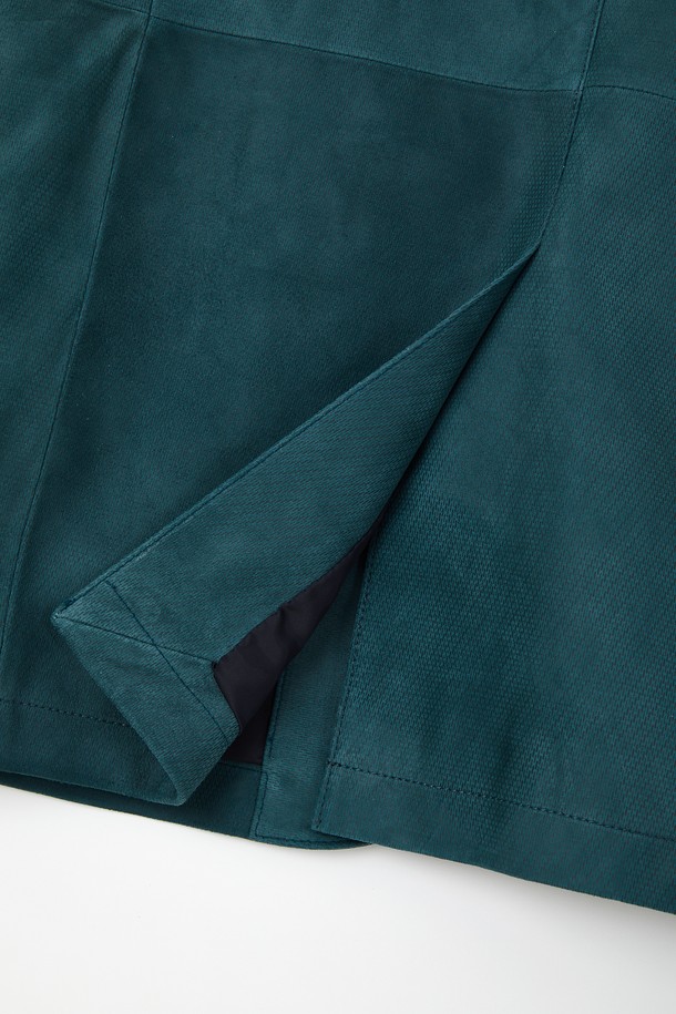 세련된 남성 스타일을 완성하는 양가죽 도트 패턴 재킷 CLJP114입니다. 부드러운 촉감의 양가죽으로 제작되어 고급스러운 착용감을 선사하며, 두꺼운 두께감으로 따뜻함을 더합니다. 클래식과 모던 스타일을 아우르는 디자인에 도트 패턴 디테일을 더해 개성 있는 포인트를 주었습니다. 봄, 가을 시즌에 이상적이며, 데이트룩, 모임룩, 비즈니스 캐주얼 등 다양한 TPO에 활용 가능합니다. 레귤러핏과 긴 소매 기장, 버튼 여밈 방식으로 편안함과 스타일리시함을 동시에 만족시키는 아이템입니다.
