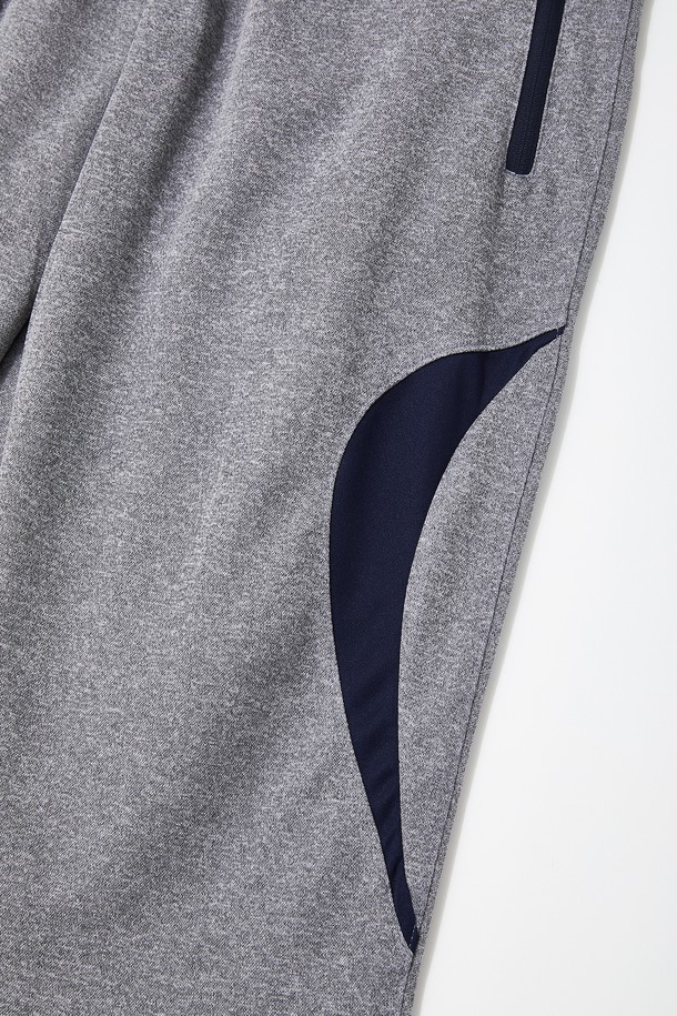 배색 포인트 7부 밴딩 스포츠 팬츠 CSPT122는 스포츠 활동과 일상 착용에 적합한 트레이닝핏 7부 바지입니다. 차콜, 그레이 두 가지 색상으로 제공되며, 신축성 좋은 폴리에스테르 소재로 제작되어 편안한 착용감을 선사합니다. 허리 조절 스트링과 지퍼 포켓, 배색 포인트 디테일이 특징이며, 스포티, 캐주얼, 미니멀 스타일을 연출할 수 있습니다. 피트니스룩, 러닝룩, 산책룩 등 다양한 TPO에 활용하여 활동적인 스타일을 완성해보세요. 밴딩 처리로 편안함을 더하여 활동성과 스타일을 동시에 잡았습니다.
