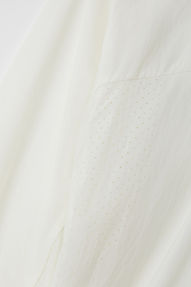 경량 바람막이 브이넥 맨투맨 CTEE115는 남성용 상의로, 봄, 가을 시즌에 적합한 베이직핏 맨투맨입니다. 나일론과 폴리우레탄 혼방 소재로 제작되어 가볍고 신축성 있는 착용감을 제공하며, 데일리웨어, 일상 활동, 스포츠 활동, 골프 등 다양한 용도로 활용할 수 있습니다. 스타일은 스포티하고 심플하며, 블랙, 레드, 아이보리 세 가지 색상으로 출시되었습니다. 브이넥 디자인과 긴소매, 그리고 뒷면 플랩 포켓 디테일과 시보리 마감으로 실용성과 디자인을 모두 갖춘 제품입니다. 골프룩이나 산책룩으로 활용하기 좋습니다.
