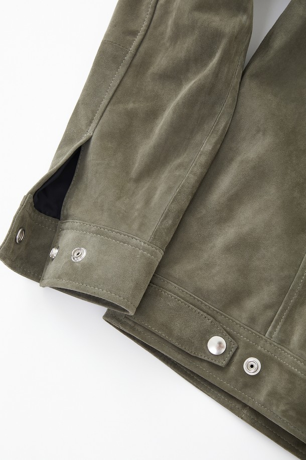 네이비, 브라운, 카키 3가지 색상으로 출시된 남성용 멀티컬러 카라넥 양가죽 집업 점퍼 CLJP117입니다. 부드러운 양가죽 소재로 제작되어 촉감이 뛰어나며, 봄, 가을철 데이트룩과 가을 나들이룩에 잘 어울립니다. 베이직핏에 캐주얼하고 클래식한 스타일을 더해 일상에서도 세련된 멋을 연출할 수 있습니다. 심플한 디자인에 카라넥, 히든 타입 포켓, 안쪽 주머니 디테일을 더해 실용성을 높였습니다. 중간 두께감으로 간절기 날씨에 적합하며 방수 기능까지 갖추고 있습니다.
