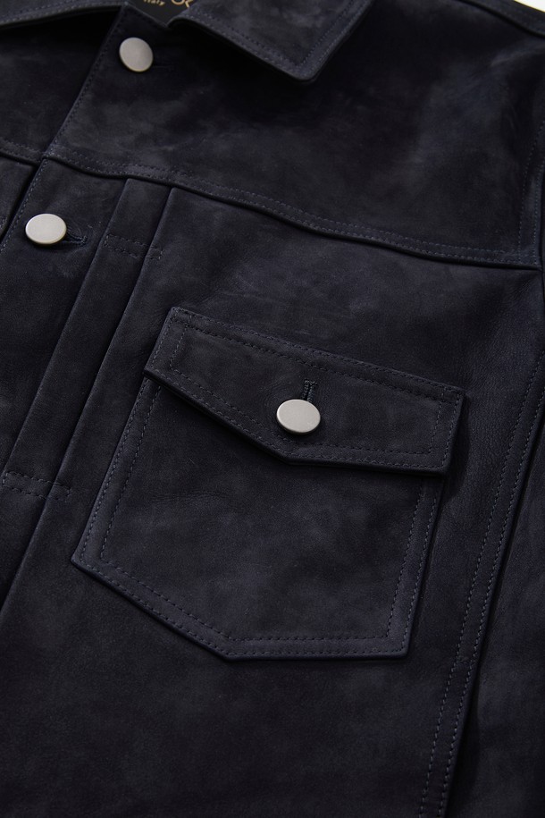 네이비와 다크블루 컬러로 만나볼 수 있는 염소가죽 스웨이드 트러커 재킷 CLJP118입니다. 부드러운 촉감의 염소가죽 스웨이드 소재로 제작되어 봄, 가을에 착용하기 좋습니다. 무지 디자인에 레귤러 핏, 레귤러 기장으로 캐주얼 및 클래식 스타일을 연출할 수 있습니다. 데이트룩, 모임룩, 비즈니스 캐주얼 등 다양한 TPO에 활용 가능하며, 버튼 플랩 포켓 디테일이 돋보입니다. 긴 소매 기장의 트러커 자켓으로 미니멀한 스타일을 완성해보세요.
