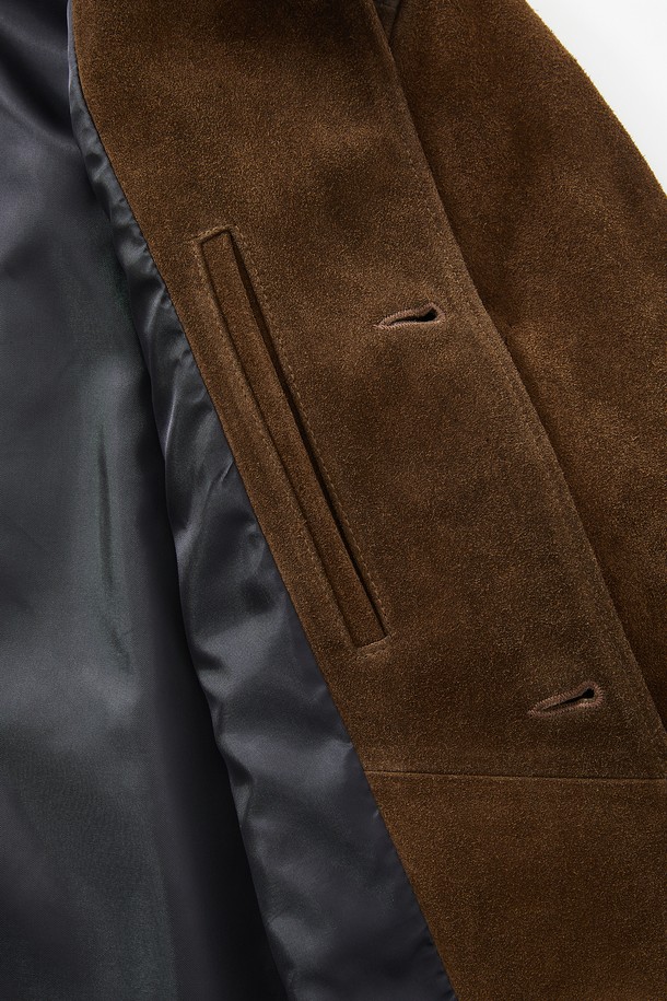 오일브러쉬 카우 레더 버튼 재킷 CLJP119는 부드러운 촉감의 소가죽 소재로 제작된 남성용 레더 재킷입니다. 가을과 겨울에 착용하기 좋은 두꺼운 두께감으로 보온성을 높였으며, 클래식과 캐주얼 스타일을 모두 아우르는 디자인입니다. 오일브러쉬 가공으로 은은한 광택과 고급스러운 분위기를 더했습니다. 레귤러핏으로 제작되어 편안한 착용감을 선사하며, 데이트룩 및 모임룩에 활용하기 좋습니다. 무지 디자인과 브라운 컬러는 미니멀한 스타일을 선호하는 분들에게도 적합합니다.
