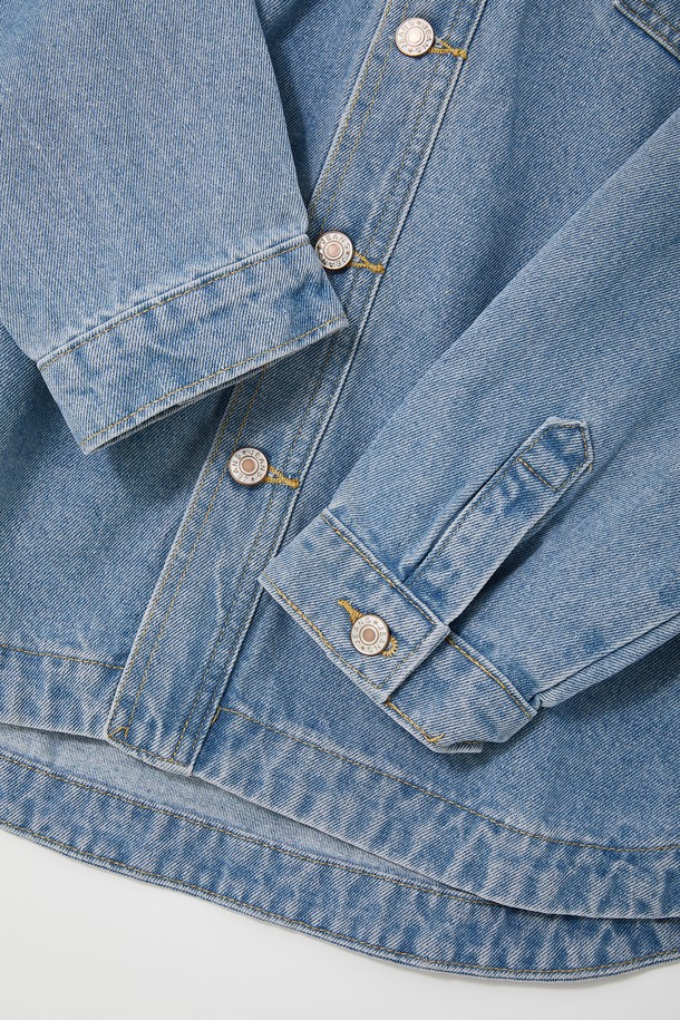 루즈핏 탈부착 후드 데님 셔츠 CSH104는 캐주얼하고 미니멀한 스타일을 연출하기 좋은 상의입니다. 블루, 라이트 블루, 블랙 세 가지 색상으로 출시되었으며, 봄, 여름, 가을, 겨울 사계절 내내 활용할 수 있습니다. 넉넉한 오버핏 루즈핏으로 편안한 착용감을 선사하며, 탈부착 가능한 후드로 다양한 스타일을 연출할 수 있습니다. 면 소재의 데님 원단으로 제작되어 내구성이 뛰어나며, 무지 디자인으로 어떤 스타일에도 쉽게 매치할 수 있습니다. 긴 소매 기장과 두꺼운 두께로 제작되어 간절기나 겨울철에 따뜻하게 입을 수 있습니다.
