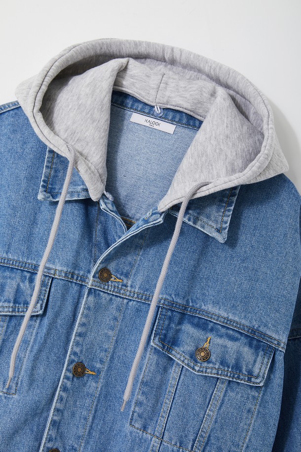 세련된 남성 캐주얼 스타일을 완성하는 봄/가을 탈부착 후드 데님 재킷 CJP136입니다. 부드러운 데님 소재로 제작되어 편안한 착용감을 선사하며, 레귤러 핏으로 어떤 스타일에도 잘 어울립니다. 연청 컬러와 무지 디자인으로 미니멀하면서도 세련된 분위기를 연출합니다. 탈부착 가능한 후드는 다양한 스타일을 연출할 수 있도록 도와주며, 버튼 여밈 방식과 긴 소매 기장으로 실용성을 더했습니다. 일상 속에서 편안하게 즐겨 입을 수 있는 데님 재킷으로, 봄, 가을 시즌 활용도가 높습니다.
