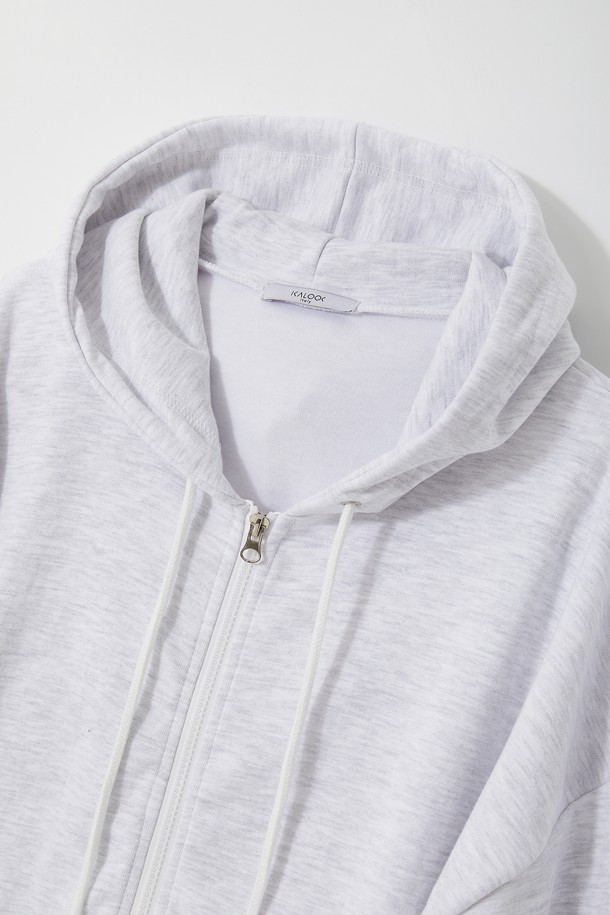 빅사이즈 트레이닝 후드 집업 CTEE118는 남성용 후드 집업으로, 베이직하고 캐주얼한 스타일을 연출합니다. 봄, 가을에 적합하며, 라이트 그레이, 블랙, 그레이 세 가지 색상으로 출시되었습니다. 면과 아크릴 혼방 소재로 제작되어 편안함을 제공하며, 레귤러 기장에 긴 소매, 후드 디자인이 특징입니다. 전면 캥거루 포켓과 와이드 숄더 디자인으로 실용성을 더했으며, 집콕룩이나 동네 마실룩으로 활용하기 좋습니다.
