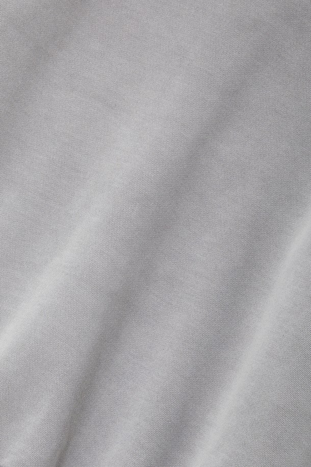 **멀티컬러 피그먼트 맨투맨 티셔츠 CTEE117**는 베이직한 스타일의 공용 맨투맨 티셔츠입니다. 부드러운 면 소재에 피그먼트 워싱 처리하여 은은한 촉감을 선사하며, 사계절 활용 가능한 두께감으로 봄, 가을에는 단독으로, 겨울에는 이너로 착용하기 좋습니다. 그레이, 차콜, 카키, 브라운 4가지 색상으로 출시되어 다양한 데일리룩에 매치하기 용이합니다. 기본 핏과 라운드넥 디자인으로 편안하게 집콕룩, 캐주얼, 미니멀, 클래식 스타일을 연출할 수 있습니다. 신축성이 있어 활동성 또한 보장합니다.
