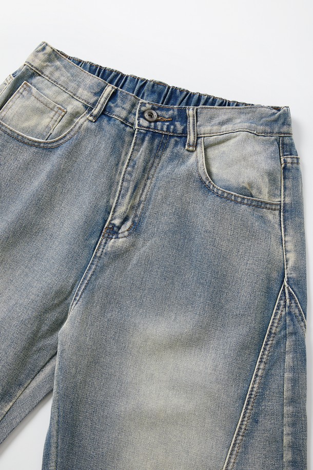 와이드핏 워싱 절개 데님 팬츠 CJN110은 캐주얼, 미니멀, 시크 스타일을 즐기는 분들을 위한 데님 팬츠입니다. 블루와 블랙 두 가지 색상으로 출시되었으며, 일상에서 편안하게 착용하기 좋습니다. 허리 뒷면 밴딩으로 편안한 착용감을 제공하며, 사선 절개 패턴과 은은한 워싱 처리가 돋보입니다. 특히 이중 포켓 디자인으로 실용성을 더했으며, 동네 마실룩이나 쇼핑룩에 잘 어울리는 아이템입니다.
