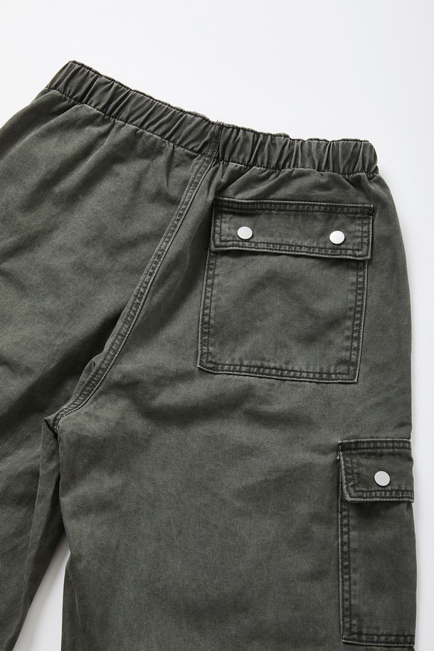 루즈핏 워싱 카고 밴딩 팬츠 CPT154는 캐주얼, 밀리터리 스타일을 즐기는 남성을 위한 반바지입니다. 봄, 여름, 가을 계절에 적합하며, 여행룩, 캠핑룩, 미니멀, 워크웨어 스타일 연출에 활용할 수 있습니다. 카키, 올리브 두 가지 색상으로 출시되었으며, 얇은 두께의 면 소재로 제작되어 편안한 착용감을 제공합니다. 워싱 가공, 카고 포켓, 드로우스트링 디테일이 돋보이는 루즈핏 반바지로, 일상 또는 캐주얼한 활동에 활용하기 좋습니다. 밴딩 처리로 편안함을 더했습니다.
