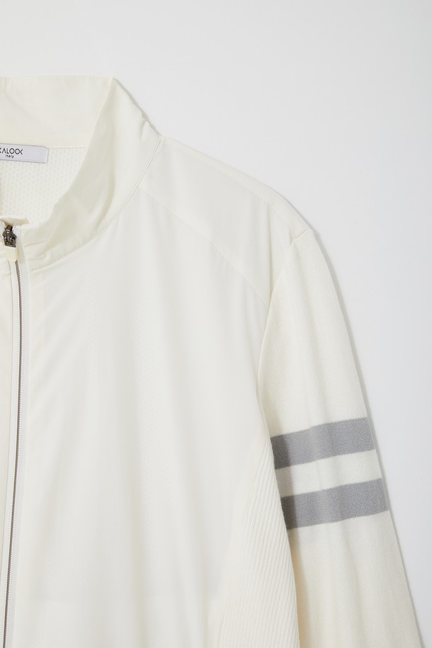 골프앤데일리 바람막이 집업 점퍼 CJP140은 봄, 여름, 가을 시즌에 활용하기 좋은 공용 바람막이입니다. 화이트와 아이보리 두 가지 색상으로 출시되었으며, 스포티하고 캐주얼한 스타일을 연출합니다. 가볍고 부드러운 나일론 소재로 제작되어 편안한 착용감을 제공하며, 얇은 두께로 활동성을 높였습니다. 소매 라인 디테일과 집업 여밈 방식으로 디자인되었으며, 방풍 기능과 경량성을 갖춰 골프룩 및 일상복으로 활용하기 좋습니다. 레귤러핏으로 제작되어 편안한 착용감을 선사합니다.
