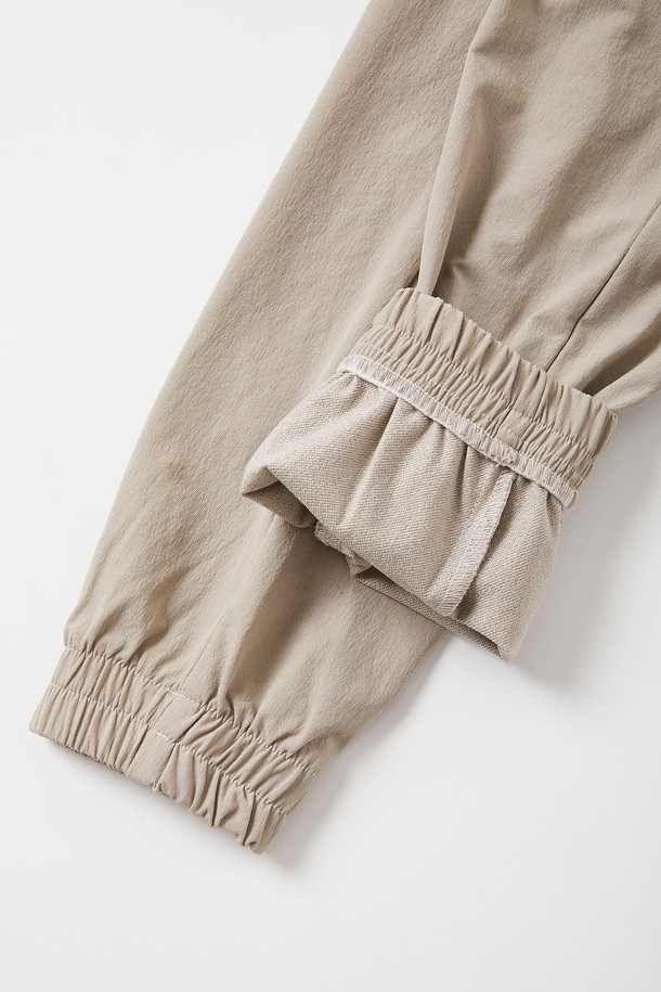 사방 스판 소재로 편안한 착용감을 선사하는 밴딩 카고 조거 팬츠 CPT155입니다. 부드러운 촉감의 면과 스판덱스 혼방으로 제작되어 활동성을 높였으며, 릴랙스 핏으로 편안하게 착용 가능합니다. 베이지 컬러에 허리 스트링과 발목 시보리, 사이드 카고 포켓 디테일이 돋보이는 디자인입니다. 일상, 산책, 캠핑 등 다양한 TPO에 캐주얼, 스포티, 미니멀 스타일로 활용하기 좋습니다. 봄, 가을 시즌에 적합한 긴 기장의 조거 팬츠입니다.
