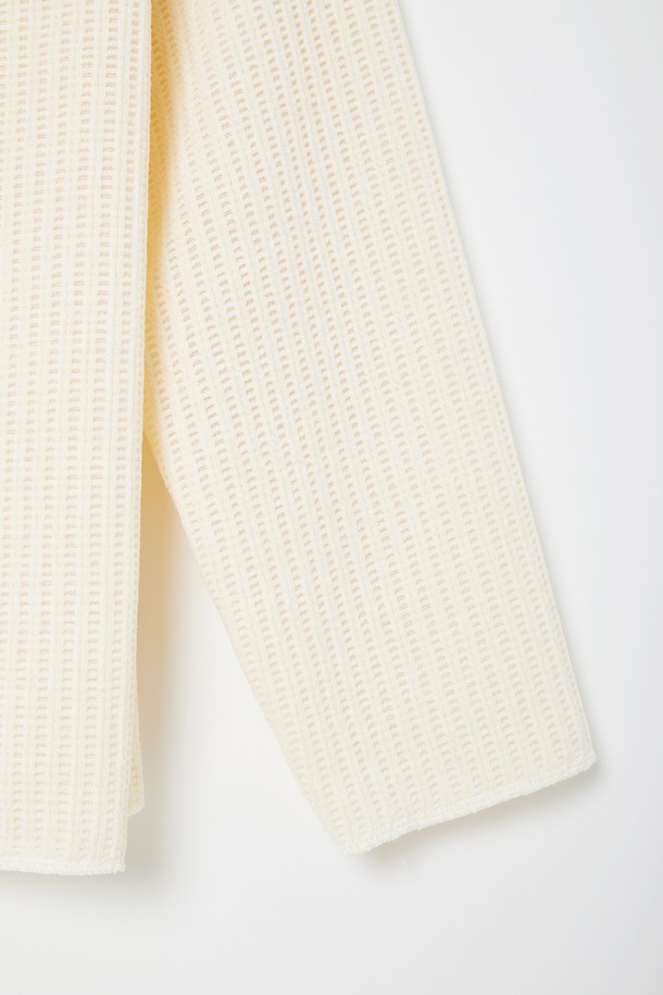 부드러운 벨루아 소재의 라운드넥 긴팔 티셔츠 CTEE121입니다. 포근한 두께감과 부드러운 촉감으로 가을, 겨울철 따뜻하게 착용하기 좋습니다. 베이직한 디자인과 아이보리 컬러로 다양한 스타일 연출이 용이하며, 집콕룩과 산책룩 등 편안한 일상에 잘 어울립니다. 레귤러핏으로 제작되어 편안한 착용감을 선사하며, 캐주얼, 미니멀, 클래식 스타일을 즐겨 입는 분들께 추천합니다. 니트 조직으로 제작되어 높은 보온성을 제공합니다.
