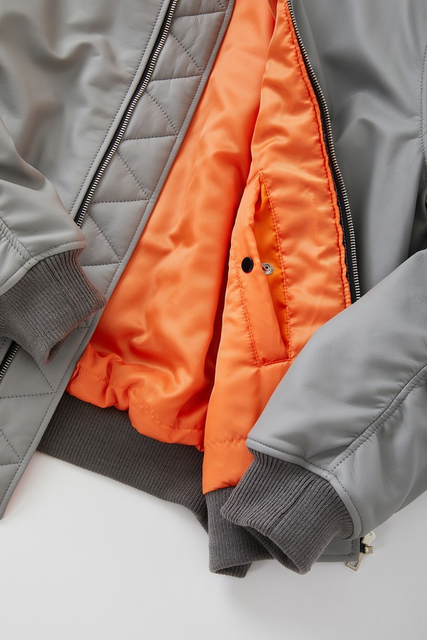 슬리브 포켓 양가죽 항공점퍼 CLJP120은 부드러운 양가죽 소재의 두꺼운 두께감으로 제작되어 봄, 가을 시즌에 착용하기 좋습니다. 캐주얼, 스포티, 미니멀 스타일을 원하는 분들께 추천하며, 여행룩이나 캠핑룩에도 잘 어울립니다. 그레이 컬러의 무지 디자인에 긴 소매와 소매 포켓 디테일이 돋보이며, 집업 스타일로 편안하게 착용할 수 있습니다. 안감은 오렌지 컬러로 포인트를 주어 세련된 느낌을 더했습니다. 레귤러핏으로 제작되어 편안한 착용감을 제공합니다.
