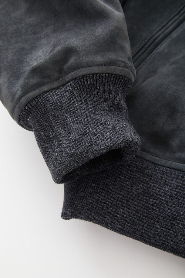 고트 스웨이드 퀼팅 블루종 점퍼 CLJP121은 부드러운 촉감의 고트 스웨이드 소재로 제작되어 가을과 겨울에 따뜻하게 착용할 수 있는 아우터입니다. 캐주얼 스타일의 무지 디자인에 퀼팅 디테일과 립(Rib) 디테일로 포인트를 주었습니다. 레귤러핏으로 제작되었으며, 집업 여밈 방식으로 편안하게 착용 가능합니다. 크롭 기장의 긴소매 디자인으로 다양한 스타일 연출에 활용할 수 있습니다. 그레이 컬러로 출시되었습니다.
