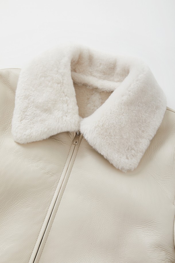 와이어 카라 램스킨 무스탕 CLJP123은 부드러운 램스킨 소재로 제작되어 뛰어난 촉감을 선사합니다. 크롭 기장의 레귤러핏으로 캐주얼하고 베이직한 스타일을 연출하며, 와이어 카라와 립 디테일이 특징입니다. 가을과 겨울에 따뜻하게 착용할 수 있으며, 화이트와 아이보리 두 가지 색상으로 출시되었습니다. 집업 스타일로 편안하게 착용 가능하며, 일상에서 폭넓게 활용하기 좋습니다.
