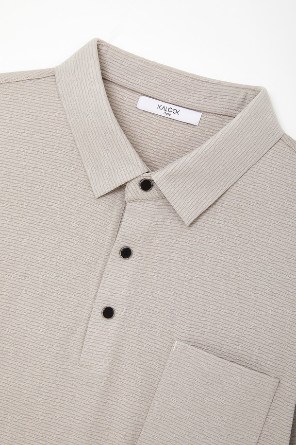 엠보 스트라이프 카라넥 긴팔티 CTEE119는 베이직하면서 캐주얼한 스타일을 연출하는 공용 티셔츠입니다. 봄, 가을에 어울리는 부드러운 면 소재로 제작되었으며, 엠보 스트라이프 패턴이 특징입니다. 레귤러핏에 크롭 기장으로, 데이트룩이나 봄 소풍룩에 적합합니다. 카라넥 디자인과 긴소매로 미니멀, 클래식한 스타일을 완성합니다.
