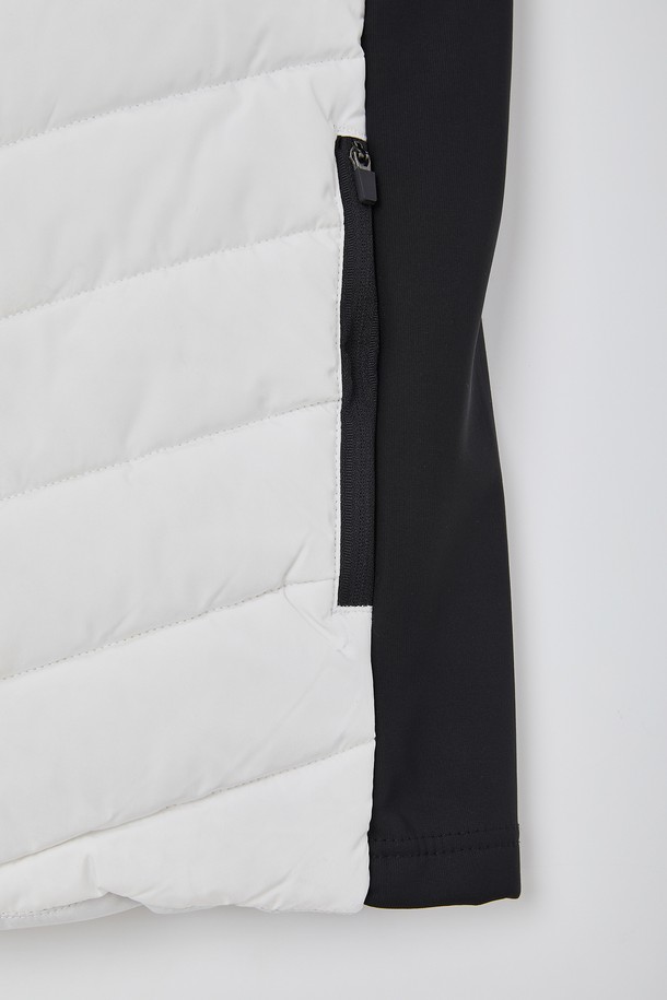 웰론 스트레치 패딩 베스트 CJP147는 겨울철 따뜻함과 스타일을 동시에 만족시키는 공용 패딩 베스트입니다. 부드러운 웰론 소재와 나일론 소재를 사용하여 편안한 착용감을 선사하며, 두꺼운 두께감으로 보온성을 높였습니다. 블랙, 화이트 두 가지 깔끔한 컬러로 출시되어 어떤 옷에도 쉽게 매치할 수 있으며, 캐주얼, 스포티, 미니멀 스타일을 즐겨 입는 분들께 추천합니다. 집업 스타일의 레귤러핏으로 활동성을 높였으며, 스트레치 기능이 있어 편안한 움직임을 보장합니다. 민소매 디자인으로 다양한 레이어드 연출이 가능하며, 일상에서 폭넓게 활용할 수 있습니다.
