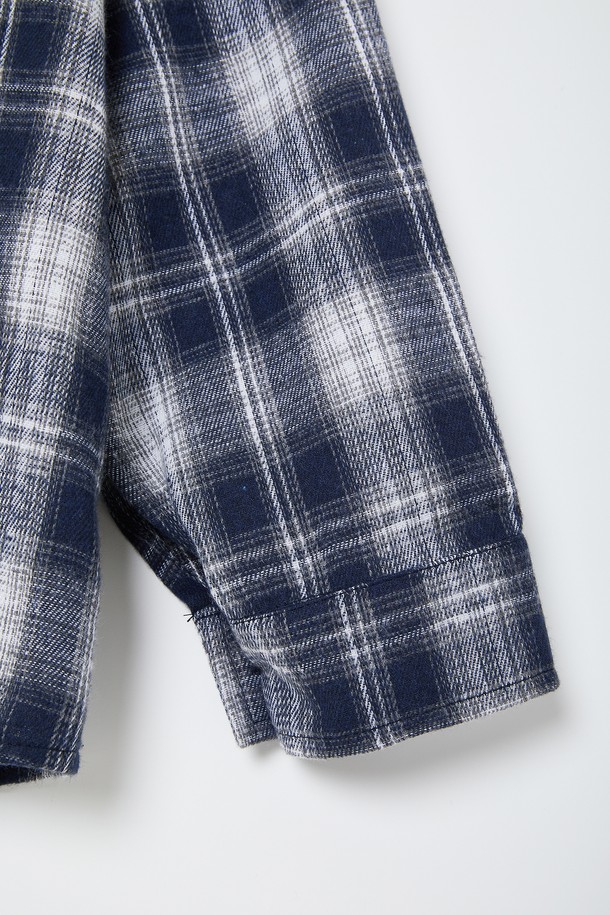 루즈핏 브러쉬 체크 셔츠 CSH107는 블랙과 화이트 컬러의 면 소재로 제작된 남녀 공용 셔츠입니다. 봄, 가을 시즌에 적합하며, 캐주얼 및 베이직 스타일을 연출하기 좋습니다. 루즈핏으로 편안한 착용감을 선사하며, 레귤러 기장의 긴 소매와 카라, 포켓 디테일이 특징입니다. 출근룩과 비즈니스 캐주얼, 캐주얼, 클래식, 미니멀 스타일 모두 소화 가능한 활용도 높은 아이템입니다. 부드러운 촉감의 브러쉬 체크 패턴이 돋보이는 셔츠입니다.
