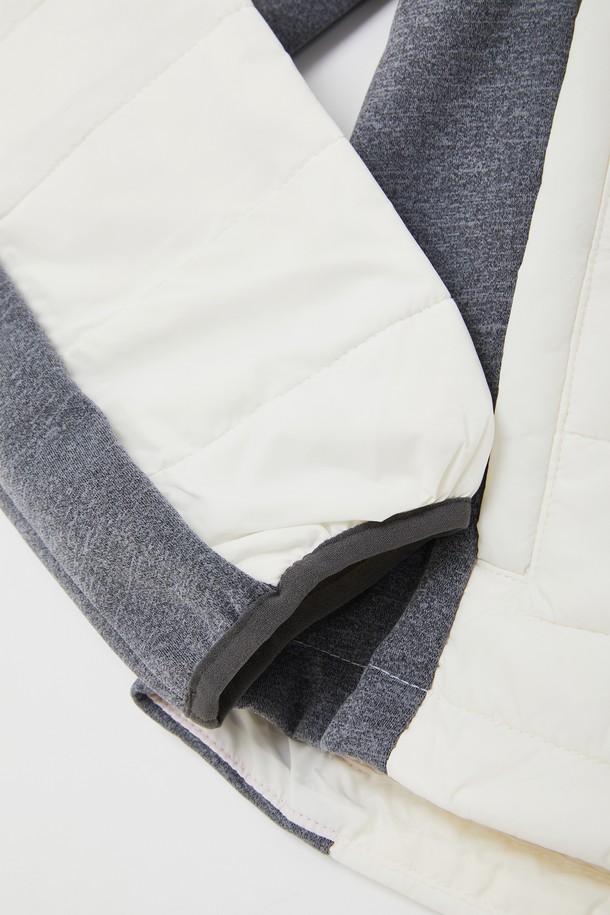 사이드 스판 경량 패딩 점퍼 CJP151는 겨울철 출근룩을 위한 캐주얼, 스포티, 미니멀 스타일의 필수 아이템입니다. 화이트와 그레이 두 가지 색상으로 출시되어 어떤 옷에도 쉽게 매치할 수 있습니다. 얇은 두께감의 경량 패딩으로, 나일론과 폴리에스테르 혼방 소재로 제작되어 부드러운 촉감과 뛰어난 신축성을 자랑합니다. 무지 디자인에 사이드 배색 디테일이 돋보이며, 레귤러핏과 집업 스타일로 편안한 착용감을 선사합니다. 긴 소매 기장의 이 패딩 점퍼는 일상생활에서 폭넓게 활용할 수 있습니다.
