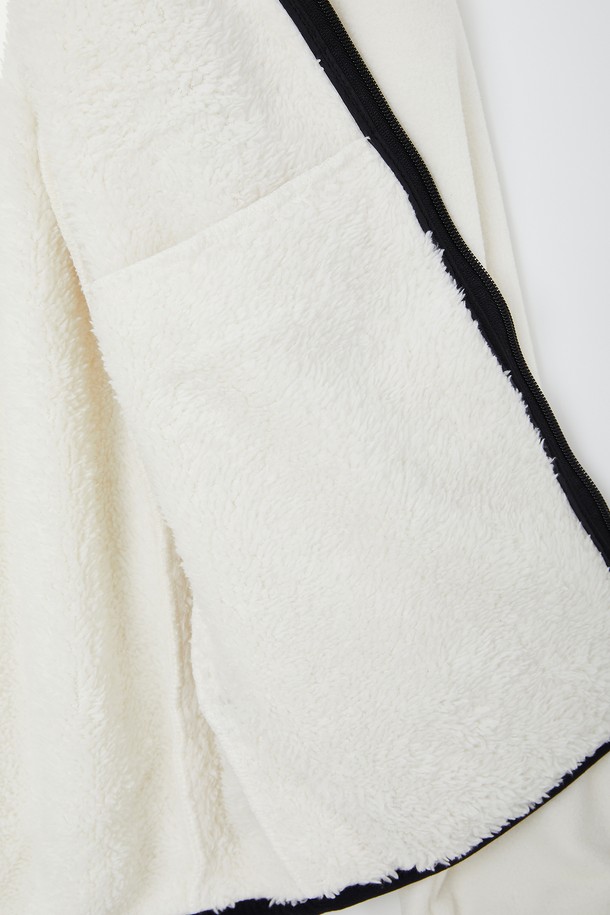 코듀로이 카라 플리스 점퍼 CJP150은 여성용으로, 가을과 겨울에 따뜻하게 입을 수 있는 플리스 점퍼입니다. 캐주얼하고 베이직한 스타일의 무지 디자인으로, 화이트와 블랙 두 가지 색상으로 출시되었습니다. 부드러운 촉감의 코듀로이와 플리스 소재를 사용하여 두꺼운 두께감을 자랑하며, 크롭 기장과 레귤러핏으로 편안하게 착용 가능합니다. 집업 스타일의 긴소매 점퍼로, 카라 디테일과 배색 디자인이 돋보입니다.
