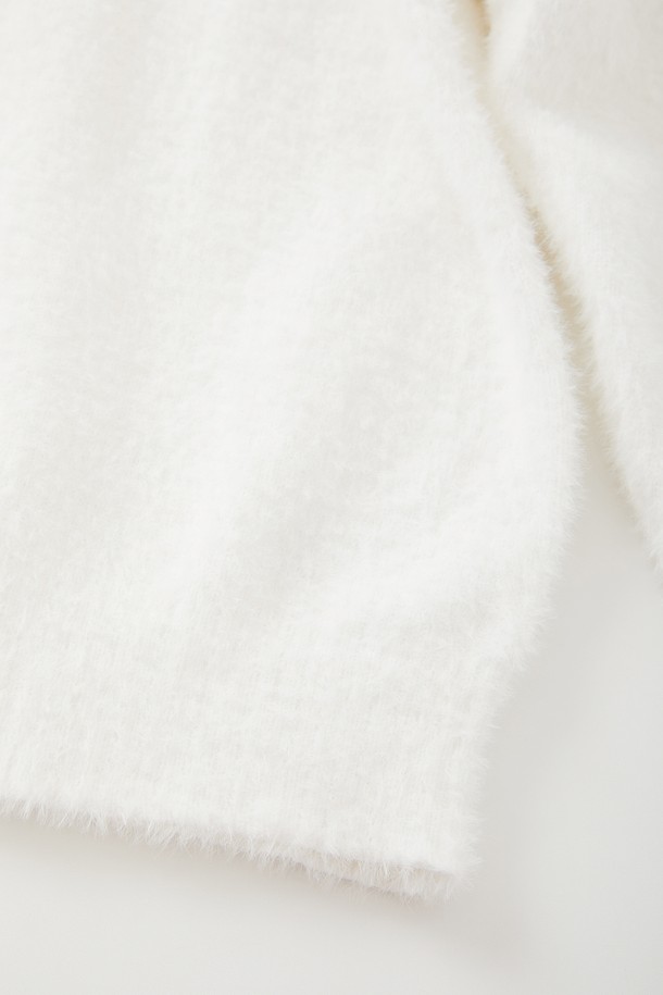 **상품 설명:**

CKA107 멀티컬러 모헤어 버튼 가디건은 여성용 니트/스웨터 상의입니다. 부드러운 촉감의 모헤어 소재로 제작되었으며, 봄, 가을에 착용하기 좋은 얇은 두께의 레귤러핏 가디건입니다. 브이넥 디자인에 긴 소매, 무지 패턴으로 미니멀, 클래식, 캐주얼 스타일을 연출하기 좋습니다. 데이트룩에 어울리는 아이템으로, 버튼 디테일이 돋보입니다.
