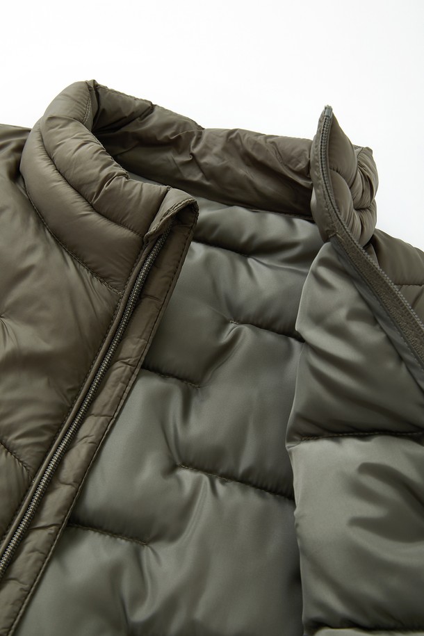 **경량 사선 누빔 패딩 점퍼 CJP155**는 가볍고 따뜻한 겨울철 필수 아우터입니다. 캐주얼하고 베이직한 스타일로, 어떤 룩에도 쉽게 매치할 수 있습니다. 숏 기장의 레귤러핏으로 활동성을 높였으며, 경량 소재와 사선 퀄팅 디자인을 더해 세련된 느낌을 줍니다. 부드러운 촉감의 나일론과 폴리에스테르 혼방 소재로 제작되어 편안한 착용감을 선사합니다. 카키와 올리브 두 가지 색상으로 출시되어, 취향에 맞게 선택할 수 있습니다.
