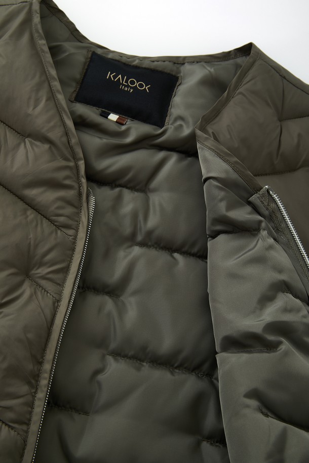 가볍고 따뜻한 경량 패딩 누빔 이너 조끼 CJP154입니다. 부드러운 촉감의 나일론과 폴리에스테르 혼방 소재로 제작되어 가을, 겨울철에 착용하기 좋습니다. 캐주얼, 미니멀 스타일의 레귤러핏 디자인으로, 카키와 올리브 두 가지 색상으로 출시되었습니다. 집업 스타일의 크롭 기장으로 다양한 상의와 레이어드하여 연출할 수 있습니다. 퀄팅 누빔 처리와 경량, 보온 기능을 갖춰 편안하고 따뜻하게 활동할 수 있습니다.
