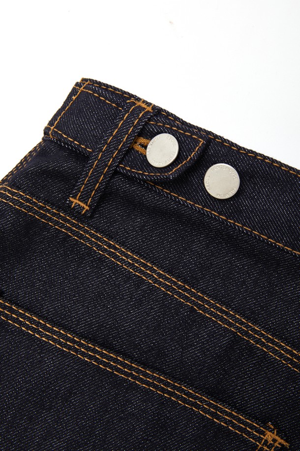 네이비 컬러의 원턱 루즈핏 데님 팬츠 CJN111입니다. 캐주얼하고 미니멀한 스타일 연출에 적합하며, 봄, 가을에 입기 좋은 두꺼운 두께감의 긴 기장 데님 팬츠입니다. 뻣뻣한 촉감의 데님 소재로 제작되었으며, 넉넉한 루즈핏으로 편안한 착용감을 선사합니다. 무지 디자인에 원턱 디테일이 더해져, 심플하면서도 스타일리시한 매력을 더했습니다. 일상복으로 활용하기 좋은 남성용 데님 팬츠입니다.
