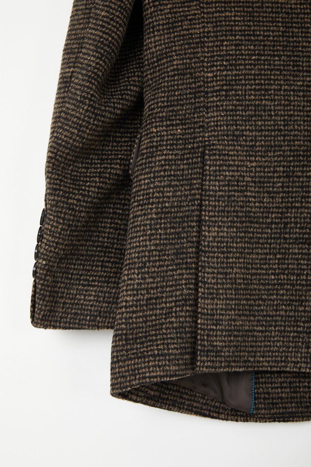 모던한 감각을 더한 울 모눈 체크 버튼 재킷 CJK119입니다. 블랙브라운 컬러의 모눈 체크 패턴이 세련된 느낌을 주며, 울과 폴리에스터 혼방 소재로 제작되어 봄, 여름, 가을, 겨울 사계절 모두 활용 가능합니다. 베이직 핏에 전체 안감 처리로 편안한 착용감을 선사하며, 버튼 여밈 방식으로 클래식하고 미니멀한 스타일을 연출합니다. 출근룩, 비즈니스 캐주얼, 모임룩 등 다양한 TPO에 활용하여 시크한 매력을 뽐낼 수 있습니다.
