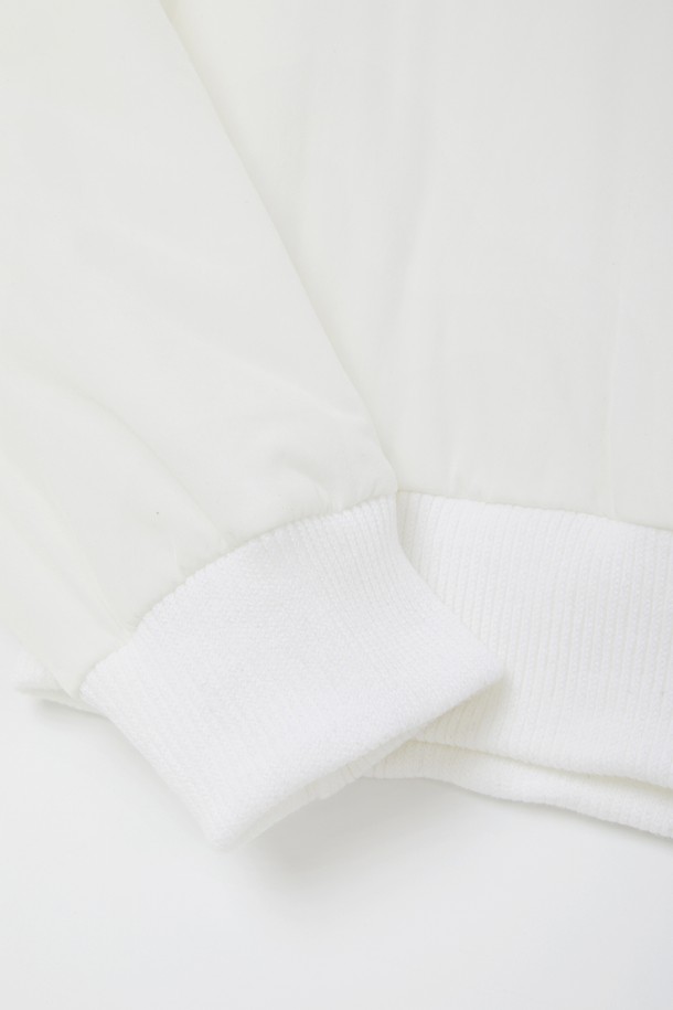 "슬리브 포켓 방풍 패딩 맨투맨 CTEE127"은 캐주얼, 스포티, 미니멀 스타일을 추구하는 분들을 위한 공용 맨투맨입니다. 부드러운 면 소재에 안감은 패딩으로 제작되어, 봄, 가을, 겨울 3계절 모두 따뜻하게 착용할 수 있습니다. 무지 디자인에 레귤러 핏, 긴 소매 기장으로 어떤 스타일에도 잘 어울리며, 라운드넥으로 편안함을 더했습니다. 방풍 기능과 포켓 디테일이 실용성을 높여 일상생활에서 활용하기 좋습니다.
