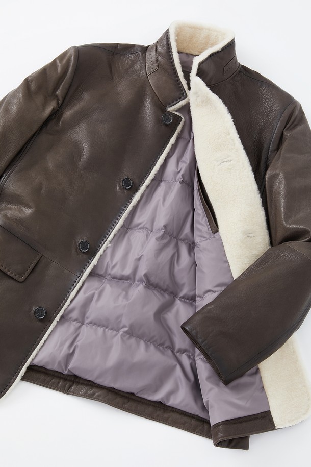 부드러운 양가죽 소재의 브라운 컬러 구스다운 재킷 CLJP127입니다. 겨울철 일상과 출근룩, 모임룩에 모두 잘 어울리는 클래식하고 미니멀한 스타일을 연출할 수 있습니다. 레귤러핏에 버튼 여밈 방식으로, 따뜻한 퍼 안감과 포켓 디테일이 돋보입니다. 두꺼운 두께감으로 뛰어난 보온성을 제공하며, 긴 소매 기장으로 안정적인 착용감을 선사합니다. 무지 디자인으로 어떤 옷에도 매치하기 용이합니다.
