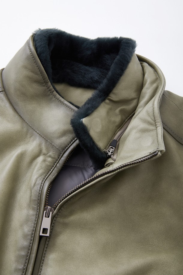 램스킨 라인 워싱 구스다운 점퍼 CLJP128은 남성용 구스다운 점퍼입니다. 부드러운 램스킨 소재에 워싱 처리하여 자연스러운 멋을 더했으며, 겨울철 캐주얼 스타일을 완성합니다. 톤 다운된 카키 컬러와 레귤러핏 디자인으로 어떤 옷에도 쉽게 매치할 수 있습니다. 출근룩과 여행룩에 모두 활용 가능하며, 미니멀, 클래식 스타일을 선호하는 분들께 추천합니다. 
