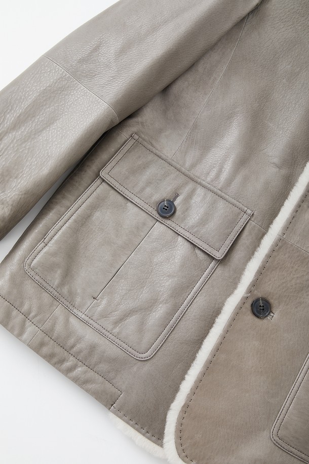 부드러운 양가죽 소재의 남성용 구스다운 재킷입니다. 클래식하고 베이직한 스타일로, 겨울철 일상에서 따뜻하게 착용하기 좋습니다. 베이지 컬러에 레귤러 핏으로 제작되었으며, 넉넉한 빅포켓 디테일이 돋보입니다. 버튼 여밈 방식으로 간편하게 착용할 수 있으며, 긴 소매 기장과 두꺼운 두께감으로 보온성을 높였습니다. 
