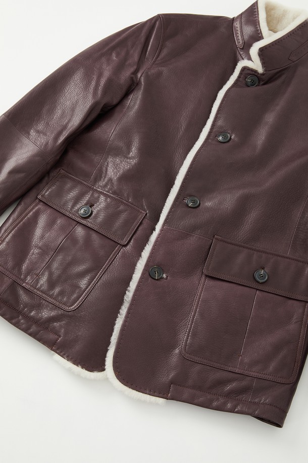 부드러운 양가죽 소재의 남성용 구스다운 재킷입니다. 클래식하고 미니멀한 스타일로, 겨울철 출근룩에 적합합니다. 넉넉한 빅포켓 디자인이 특징이며, 레귤러핏으로 편안한 착용감을 선사합니다. 브라운 컬러의 무지 디자인으로 어떤 옷에도 쉽게 매치할 수 있습니다. 두꺼운 두께감으로 뛰어난 보온성을 제공합니다.
