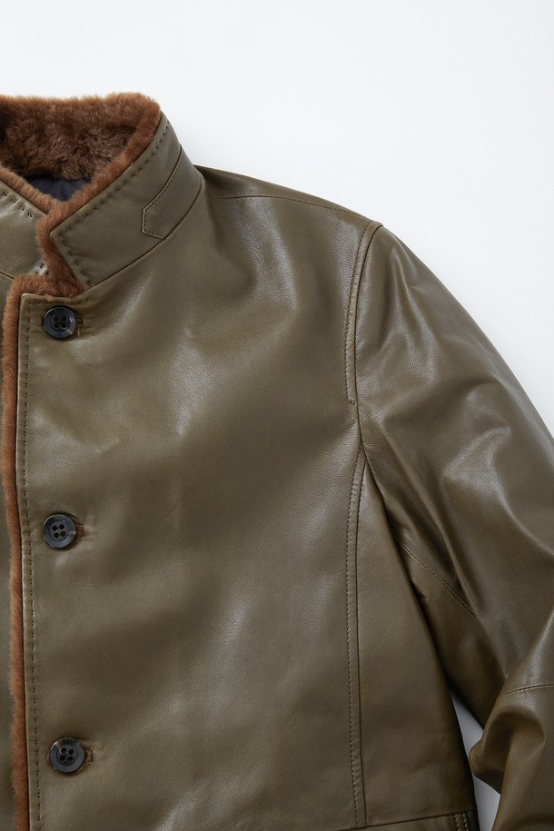 코팅 램스킨 미들넥 구스다운 재킷 CLJP126은 남성용 겨울 아우터로, 클래식한 스타일을 연출합니다. 램스킨 소재에 구스다운 충전재를 사용하여 부드러운 촉감과 뛰어난 보온성을 제공합니다. 미디엄 기장의 카키색 무지 디자인으로, 출근룩이나 데이트룩 등 다양한 TPO에 활용 가능합니다. 버튼 여밈 방식과 레귤러핏으로 편안한 착용감을 선사하며, 시크하고 미니멀한 스타일을 완성합니다. 긴 소매와 코팅 처리된 디자인이 특징이며, 두꺼운 두께감으로 따뜻하게 착용할 수 있습니다.
