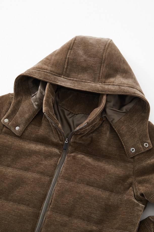 **코듀로이 패딩 후드 탈부착 점퍼 CJP134**는 부드러운 코듀로이 소재로 제작되어 포근한 촉감을 선사하는 남성용 겨울 점퍼입니다. 캐주얼, 클래식, 미니멀 스타일을 모두 아우르는 디자인으로, 일상 및 출근룩에 활용하기 좋습니다. 넉넉한 두께감과 레귤러 핏으로 편안한 착용감을 제공하며, 후드는 탈부착이 가능하여 다양한 연출이 가능합니다. 브라운 컬러의 무지 디자인으로 어떤 옷에도 쉽게 매치할 수 있는 활용도 높은 아이템입니다. 집업 스타일로 간편하게 입고 벗을 수 있습니다.
