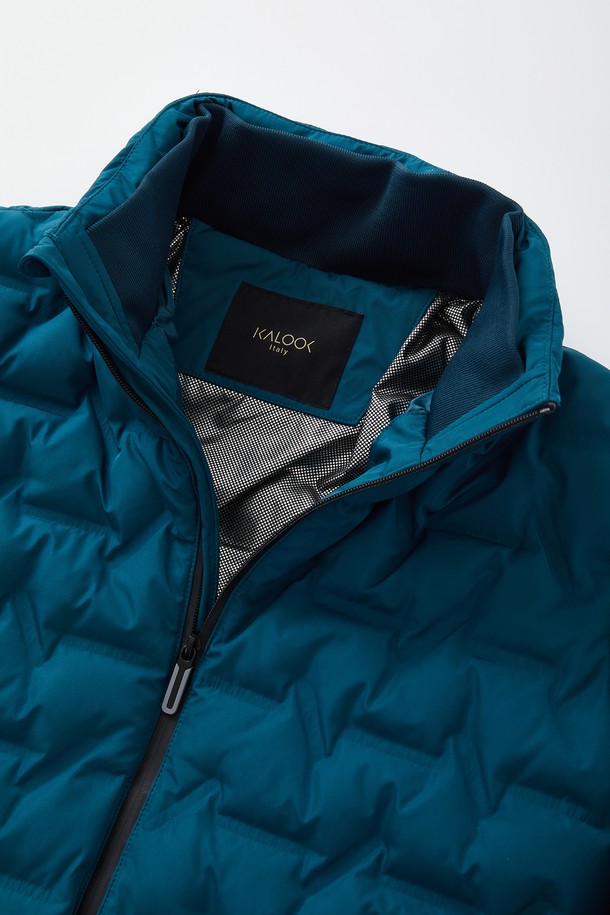 방풍 퀼팅 미들넥 다운 점퍼 CJP152는 겨울철 추위로부터 당신을 보호해 줄 베이직 스타일의 다운 점퍼입니다. 넉넉한 두께감과 부드러운 촉감의 나일론 소재로 제작되어 편안한 착용감을 선사합니다. 미들넥 디자인과 퀼팅 디테일이 특징이며, 톤온톤 블루 컬러가 어떤 옷에도 잘 어울립니다. 일상, 출근, 여행 등 다양한 TPO에 활용 가능하며, 캐주얼, 미니멀, 클래식 스타일을 즐겨 입는 분들께 추천합니다. 특히 방풍 기능과 뛰어난 보온성으로 한겨울에도 따뜻하게 입을 수 있습니다.
