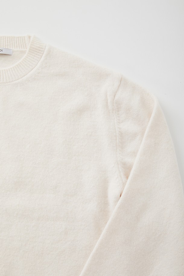 아이보리와 화이트 컬러의 멀티컬러 에어울 긴팔 니트 CNIT109입니다. 부드러운 촉감의 울(Wool) 혼방 소재로 제작되어 가을, 겨울 시즌에 따뜻하게 착용하기 좋습니다. 라운드넥 디자인에 루즈핏으로 편안한 착용감을 선사하며, 크롭 기장으로 트렌디한 스타일을 연출합니다. 베이직하고 미니멀한 무드의 무지 디자인으로 다양한 룩에 활용하기 좋은 캐주얼한 긴팔 니트입니다.
