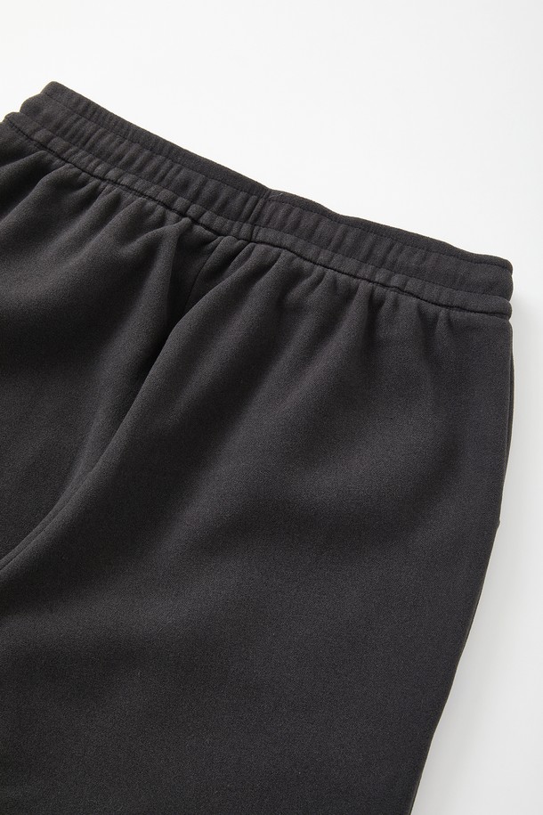 따뜻함과 편안함을 동시에 선사하는 일자핏 보아털 스판 플리스 팬츠 CPT171입니다. 부드러운 촉감의 플리스 소재와 스판덱스의 혼방으로 제작되어 활동성을 높였으며, 안감은 보아털로 마감하여 뛰어난 보온성을 제공합니다. 허리 밴딩 처리로 편안한 착용감을 선사하며, 무지 디자인과 레귤러핏으로 다양한 스타일 연출에 용이합니다. 일상생활은 물론, 집콕룩과 산책룩으로 활용하기 좋으며, 캐주얼, 미니멀, 클래식 스타일을 즐겨 입는 분들께 추천합니다.
