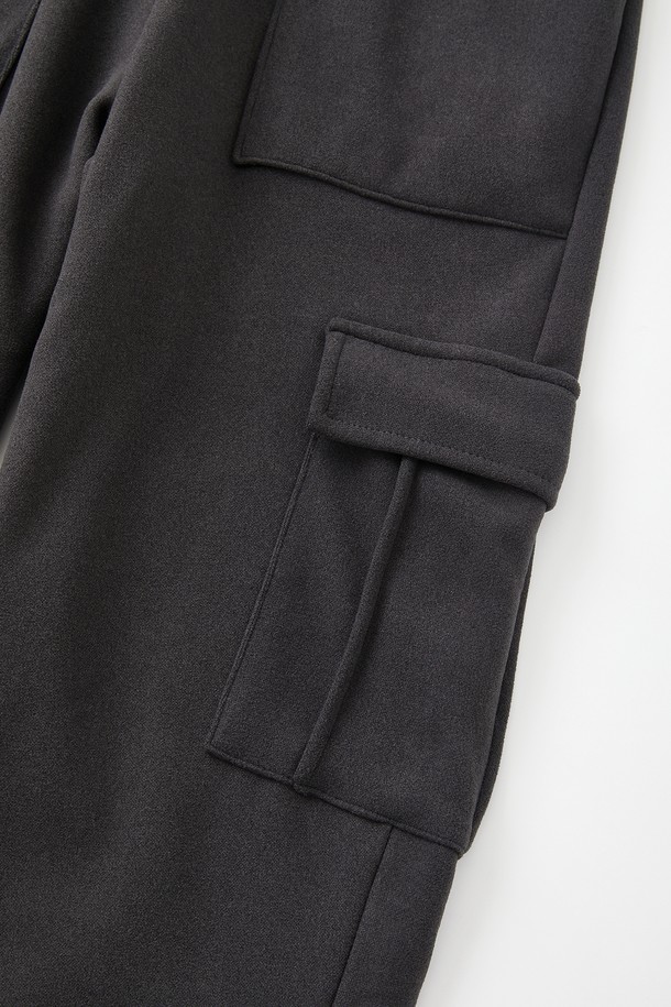 보온성과 편안함을 동시에 갖춘 보아털 스판 플리스 카고 조거 팬츠 CPT172입니다. 부드러운 촉감의 플리스 소재와 스판덱스의 혼방으로 활동성을 높였으며, 안감 전체를 보아털로 마감하여 뛰어난 보온성을 자랑합니다. 허리 밴딩 처리로 편안한 착용감을 선사하며, 실용적인 카고 포켓 디자인으로 수납력을 더했습니다. 캐주얼, 스포티, 미니멀 스타일을 모두 소화할 수 있으며, 집콕룩, 산책룩, 캠핑룩 등 다양한 TPO에 활용 가능합니다. 블랙 컬러의 루즈핏 조거 팬츠로, 가을, 겨울 시즌 데일리룩에 따뜻함과 스타일을 더해보세요.
