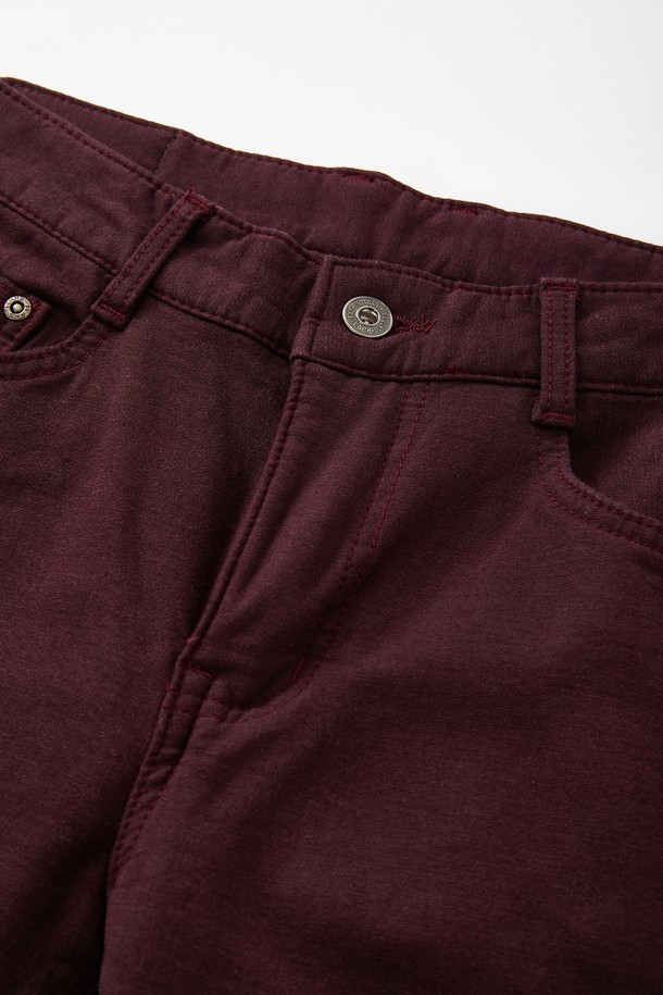 **베이직 기모 스판 팬츠 CPT174**는 가을과 겨울에 따뜻하게 착용할 수 있는 남녀 공용 긴바지입니다. 부드러운 기모 안감과 스판덱스 혼방으로 제작되어 편안한 착용감을 제공하며, 레귤러핏으로 제작되어 어떤 스타일에도 잘 어울립니다. 와인, 버건디 두 가지 색상으로 제공되며, 캐주얼, 클래식, 미니멀 스타일의 출근룩, 모임룩에 활용하기 좋습니다. 무지 디자인으로 다양한 상의와 매치하기 용이하며, 뛰어난 보온성을 자랑합니다.
