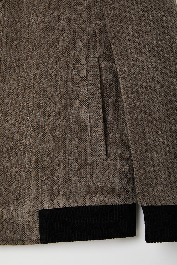 자카드 보아털 블루종 점퍼 CJP153는 캐주얼 스타일의 아우터입니다. 블랙브라운 컬러의 자카드 패턴이 돋보이며, 봄, 여름, 가을, 겨울 사계절 모두 착용 가능합니다. 집업 스타일로 간편하게 입고 벗을 수 있으며, 슬림, 베이직핏, 오버핏 등 다양한 핏으로 연출할 수 있습니다. 부드러운 보아털 촉감의 폴리에스터 소재로 제작되었으며, 안감은 전체 폴리에스터 100%로 마감되어 있습니다. 여행룩, 캠핑룩, 집콕룩 등 TPO에 맞춰 미니멀하고 고프코어 스타일을 연출해보세요.
