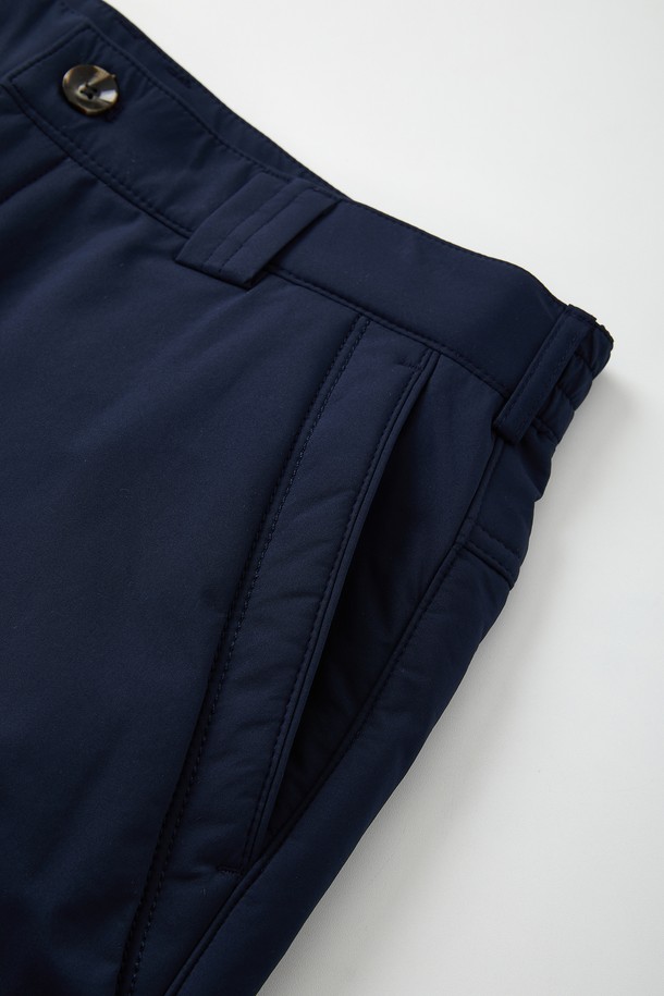 헤비 밴딩 일자 패딩 팬츠 CPT167는 블랙과 네이비 두 가지 색상으로 제공됩니다. 일상, 출근룩, 캠핑룩 등 다양한 TPO에 활용 가능한 패딩 팬츠로, 봄, 여름, 가을, 겨울 사계절 모두 착용 가능합니다. 폴리에스터와 폴리우레탄 혼방 소재로 제작되어 넉넉한 와이드핏과 레귤러핏으로 편안한 착용감을 선사합니다. 헤비 두께감의 패딩 안감과 밴딩 처리로 보온성을 높였으며, 캐주얼, 미니멀, 시티보이 스타일을 연출하기 좋습니다.
