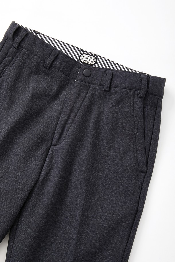 데일리앤 오피스 웜 밴딩 기모 팬츠 CPT175는 차콜과 네이비 두 가지 색상으로 출시되었습니다. 폴리에스터와 폴리우레탄 혼방 소재로 제작되어 부드러운 촉감과 뛰어난 보온성을 자랑하며, 한겨울에도 따뜻하게 착용할 수 있습니다. 레귤러핏으로 제작되어 편안한 착용감을 제공하며, 밴딩 허리 디자인으로 활동성을 높였습니다. 사선 포켓 디테일이 돋보이는 이 슬랙스는 캐주얼룩과 출근룩 모두 소화 가능한 활용도 높은 아이템입니다. 무지 디자인으로 어떤 상의에도 잘 어울려 데일리 오피스룩을 완성해 보세요.
